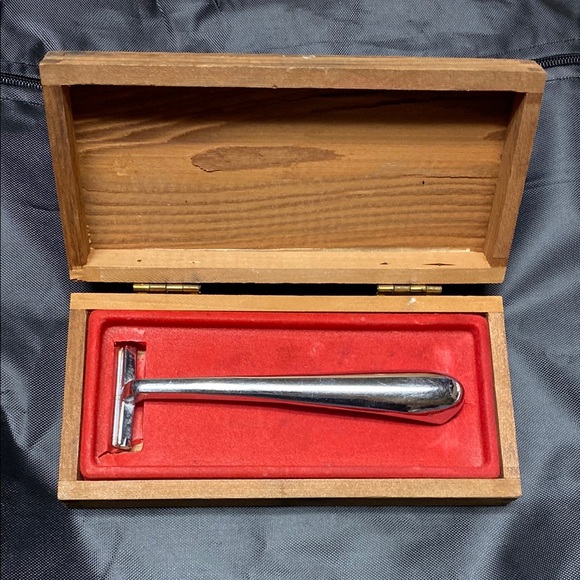 Classic Silver Razor in Wooden Box - Picture 1 of 2